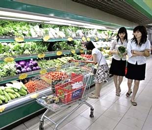 Việc chỉ số giá tăng trong thời điểm này có thể lại là tín hiệu đáng mừng hơn đáng lo, vì đây là một chỉ báo quan trọng, cho thấy xu thế nền kinh tế Việt Nam không đi vào giảm phát - Ảnh: AP.
