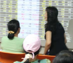 Để nhà đầu tư hiểu rõ hơn về các lệnh, Trung tâm sẽ tổ chức buổi hướng dẫn cho công chúng vào ngày 13/4 tại Hà Nội và ngày 15/4 tại Tp.HCM - Ảnh: Việt Tuấn.