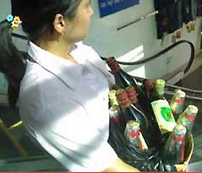 Các nhà hàng tại cửa khẩu Tân Thanh vẫn sử dụng các loại gia vị không rõ nguồn gốc cho khách.