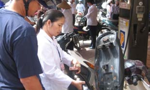 Xăng giảm giá lần thứ 4 trong vòng 3 tháng