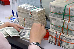 Từ tuần thứ hai của tháng 3/2011 đến nay, nhiều ngân hàng thương mại đã giảm lãi suất huy động USD.