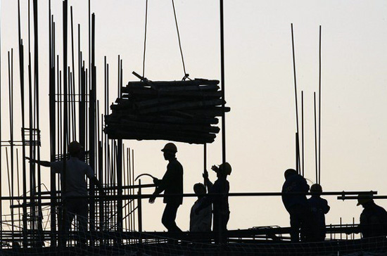 Mặc dù giá thép xây dựng tăng cao nhưng một số chủ đầu tư lại tỏ ra không quá lo ngại - Ảnh: Reuters.