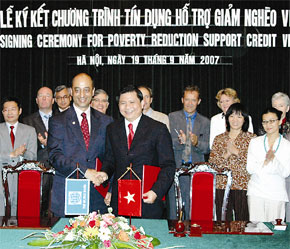 Lễ ký kết giữa đại diện của Ngân hàng Nhà nước và Ngân hàng Thế giới tại Việt Nam.