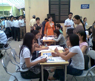 Phỏng vấn tại sàn giao dịch việc làm.