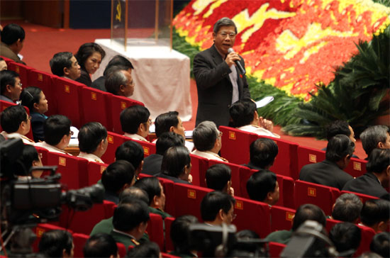 Đại biểu Lê Đức Thúy phát biểu về vấn đề sở hữu trong Cương lĩnh - Ảnh: LQP.