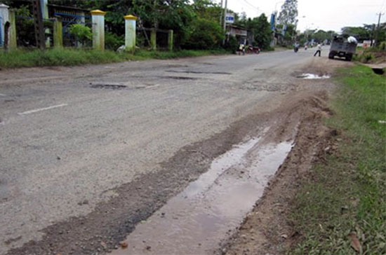 Tổng cục Đường bộ Việt Nam đã lên tiếng đề nghị TKV xác định cơ chế ứng vốn để triển khai một số dự án cấp bách về cầu, đường liên quan trực tiếp đếp dự án - Ảnh: TBKTSG.