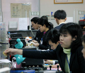 Tài chính - ngân hàng, một trong những lĩnh vực đang diễn ra cạnh tranh gay gắt về nhân sự hiện nay - Ảnh: VT.