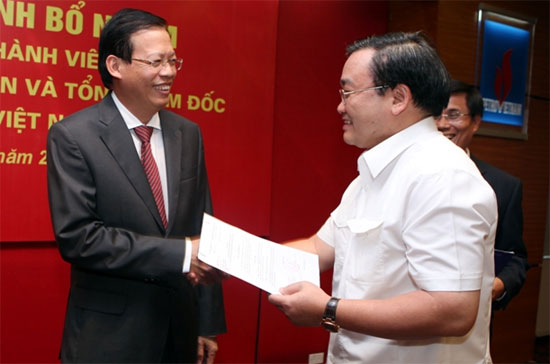 Phó thủ tướng Hoàng Trung Hải (bên phải) trao quyết định bổ nhiệm ông Phùng Đình Thực giữ chức Chủ tịch Hội đồng Thành viên Tập đoàn Dầu khí Việt Nam - Ảnh: Petro Vietnam.