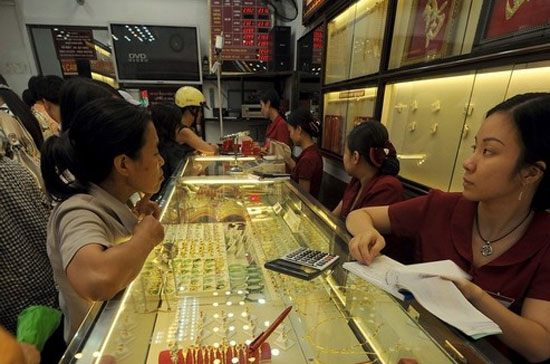 Giá vàng trong nước chiều nay giảm mạnh trong khi giá vàng thế giới không giảm nhiều - Ảnh: Getty.