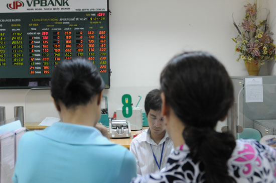 Nhiều ngân hàng đã nâng lãi suất huy động VND lên sát mốc 10%/năm ở nhiều kỳ hạn - Ảnh: Quang Liên.