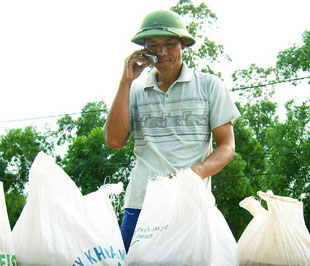 Sẽ không ai còn cảm thấy lạ lẫm khi một bác nông dân đang cày ruộng chợt dừng lại để rút điện thoại di động ra nói chuyện, không ai còn lạ gì cảnh một cô hàng tép cầm máy nhắn tin cho con đang học đại học.