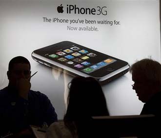 iPhone 3G được khoác một lớp áo nhựa mầu đen bóng, nhưng chính điều này lại làm nhiều khách hàng không hẳn thích thú, vì với họ, mầu trắng kim loại của iPhone 2G mang lại cảm giác khỏe khoắn và lịch sự hơn.