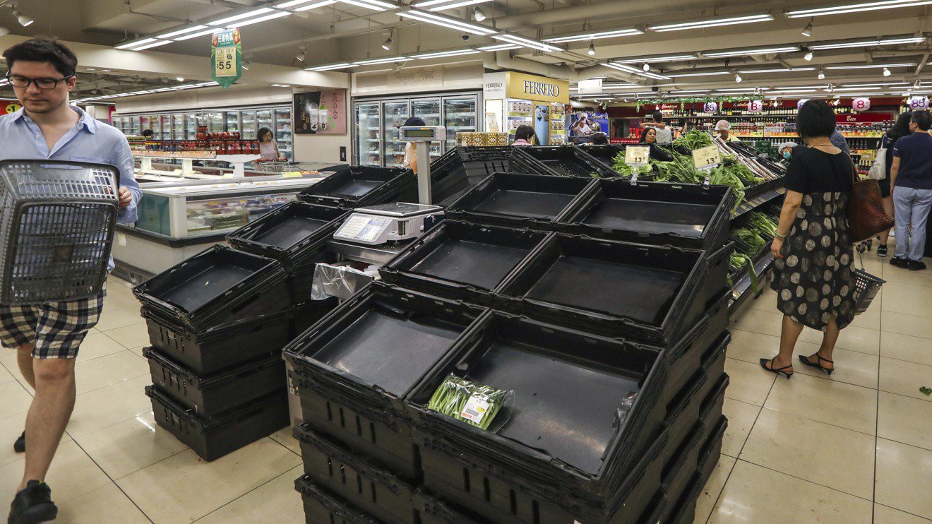 Các kệ hàng trống rỗng trống rộng tại một siêu thị ở Hồng Kông vào cuối tuần - Ảnh: SCMP.