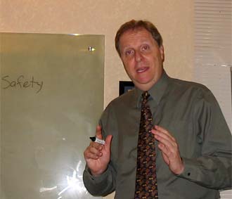 "Vietjet Air sẽ hướng tới mục tiêu phục vụ mọi nhu cầu đi lại của công chúng: những người thường xuyên đi công tác, thăm thân, du lịch… với sự đa dạng trong dịch vụ và cơ cấu giá hợp lý."