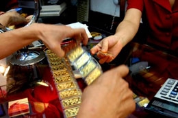 Ngưỡng 37,5 triệu đồng/lượng của giá vàng trong nước đang tỏ ra là một mốc giá bền vững và khó bị phá vỡ.