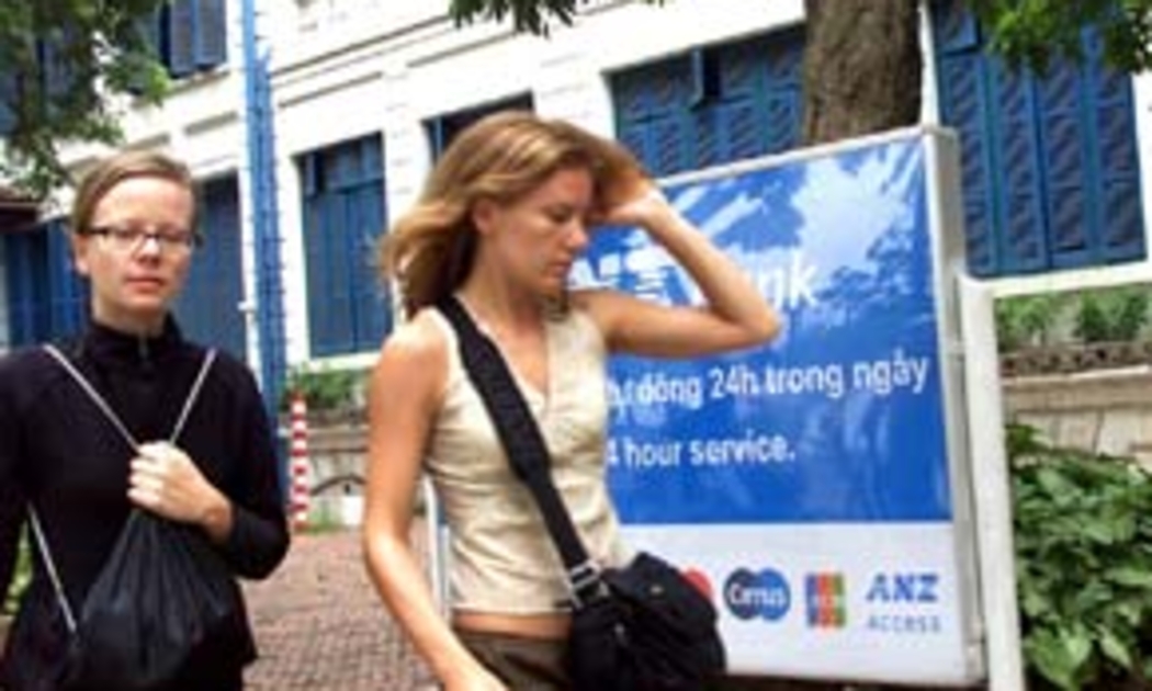 Phía trước trụ sở Ngân hàng ANZ tại Hà Nội - Ảnh: Việt Tuấn.