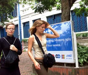 Phía trước trụ sở Ngân hàng ANZ tại Hà Nội - Ảnh: Việt Tuấn.