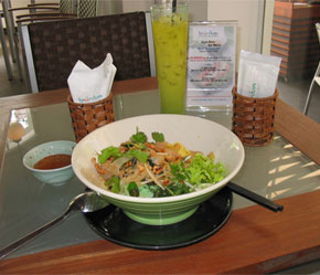 Hơn 100 món bún và sản phẩm làm từ gạo tại quán Bún Ta được chế biến khá cầu kỳ.