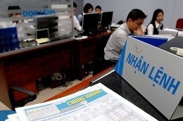 Nhiều cá nhân, tổ chức có liên quan đăng ký mua, bán cổ phiếu trên HSX và HNX.