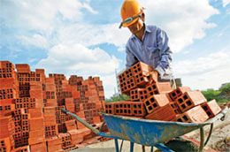 Ngành xây dựng và vật liệu xây dựng xếp thứ hai và ba trong bảng xếp hạng tổng lợi nhuận đem lại cho cổ đông - Ảnh: Lê Quang Nhật.