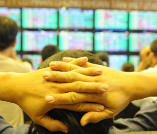 Động thái bán ròng liên tiếp của khối ngoại từ đầu tháng 9 này cùng với việc VN-Index rơi vào vùng kháng cự mạnh ở các mức 560, 583 và 600 điểm đã và đang tác động tiêu cực đến tâm lý của các nhà đầu tư - Ảnh: Quang Liên.