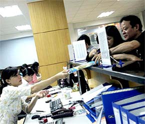 Phiên giao dịch hôm nay (16/5), chỉ số VN-Index đã giảm thêm 13,7 điểm, còn 1.040,99 điểm - Ảnh: TP.