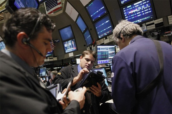 Trong những ngày gần đây, chứng khoán Mỹ liên tục tăng điểm với biên độ thấp, đưa các chỉ số vượt qua những mốc điểm quan trọng, trong đó Dow Jones đã vượt ngưỡng 10.700 điểm - Ảnh: Reuters.