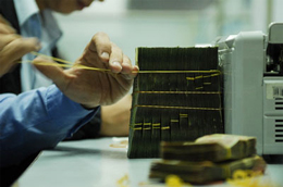  Ông Lê Đức Thúy cho biết do lãi suất cơ bản đã trở thành trần bất hợp lý cả về huy động lẫn cho vay, vì vậy trước đó Chính phủ đã đồng ý và Ngân hàng Nhà nước đã cho áp dụng lãi suất thỏa thuận đối với cho vay trung, dài hạn và tiêu dùng.