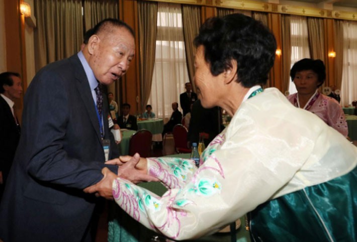 Niềm vui và nước mắt trong cuộc đoàn tụ ở Triều Tiên - Ảnh 8.