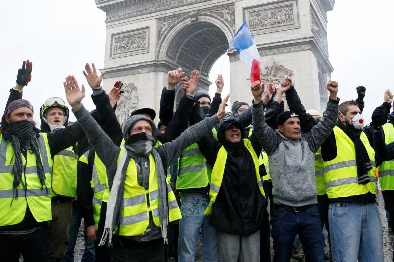 Paris tính ban bố tình trạng khẩn cấp sau cuộc bạo loạn cuối tuần - Ảnh 8.