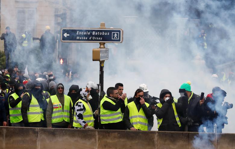 Biểu tình “áo vàng” lại gây hỗn loạn ở Paris - Ảnh 11.