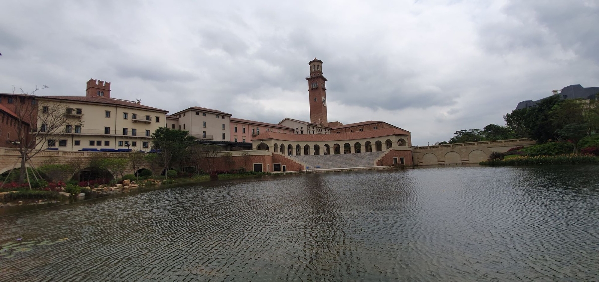 Cận cảnh khu trụ sở 2 tỷ USD mang phong cách châu Âu của Huawei - Ảnh 10.