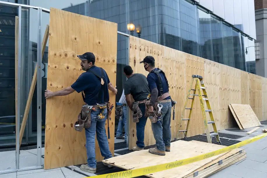 Một cửa hàng ở New York cũng gấp rút lắp ván gỗ - Ảnh: Getty Images.