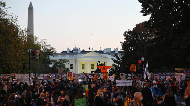 Quang cảnh bên ngoài Nhà Trắng và chiều tối ngày bầu cử 3/11 - Ảnh: Reuters.