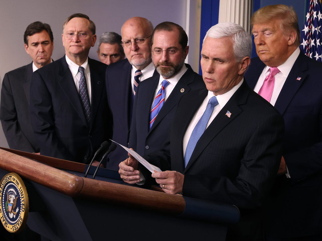 Phó Tổng thống Mike Pence, Tổng thống Donald Trump và các thành viên của đội chống dịch Covid-19 - Ảnh: Getty Images