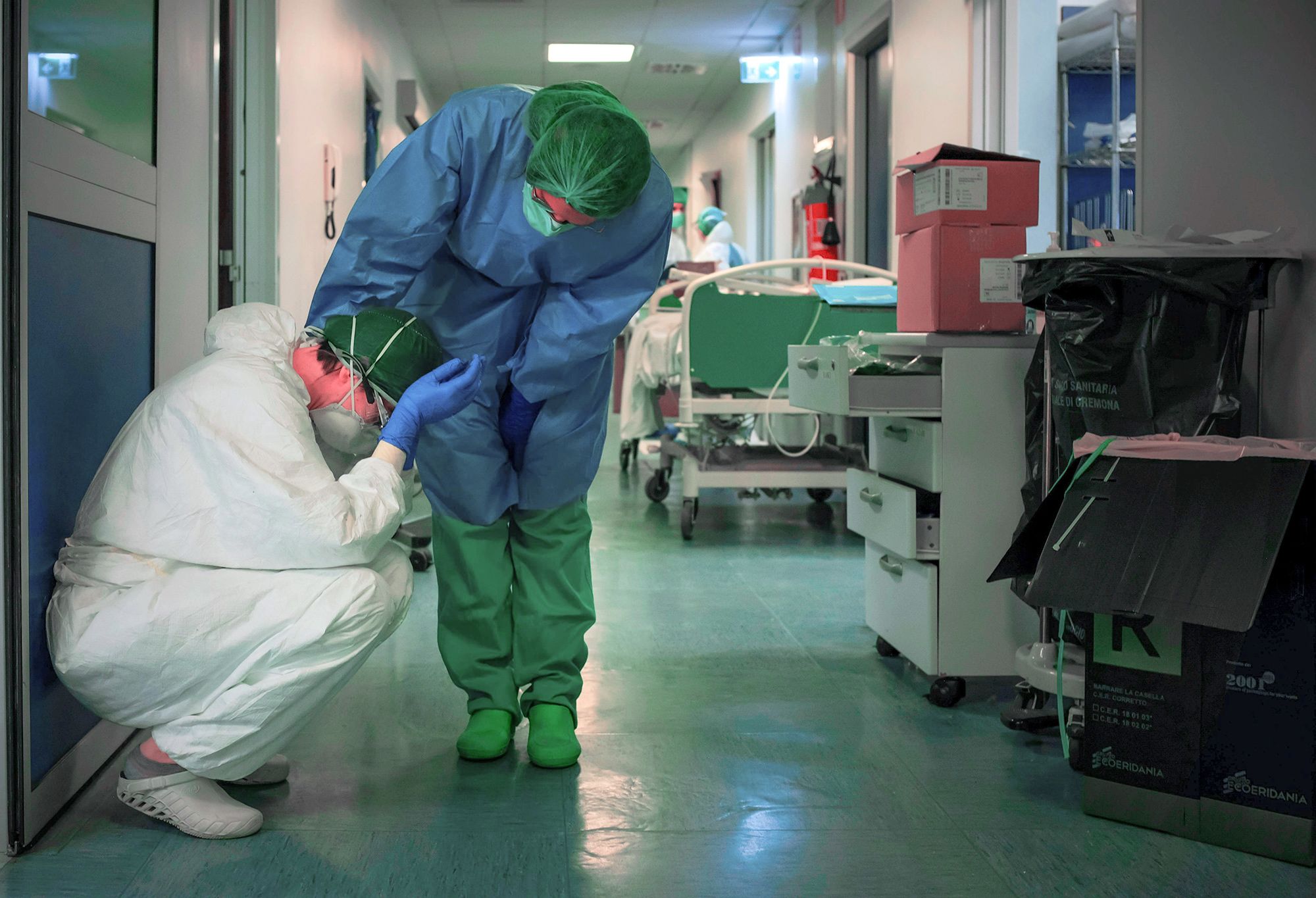 Thời điểm đầu tháng 3, Italy ghi nhận hơn 2.500 người chết mỗi tuần vì Covid-19. Với hơn 32.500 ca nhiễm được xác nhận, các y bác sĩ của nước này - đặc biệt tại các thành phố chịu ảnh hưởng nặng nề nhất - phải vật lộn đến kiệt sức để cứu người bệnh. Trong ảnh là một y tá đang an ủi đồng nghiệp tại trung tâm cấp cứu của một bệnh viện ở Cremona, Italy, ngày 13/3 - Ảnh: AFP/Getty Images