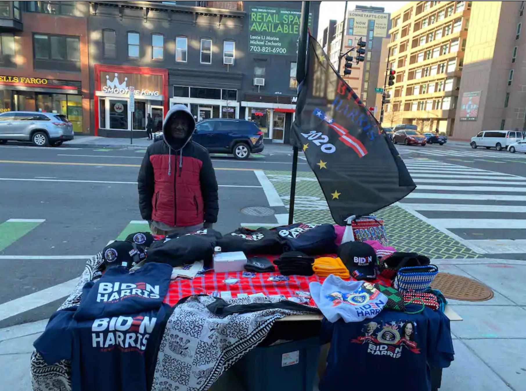 Với những người bán hàng rong, lễ nhậm chức năm nay là một sự kiện thất thu khi không bán được nhiều đồ lưu niệm như các nhiệm kỳ trước. “Chẳng có ai trên phố cả. Người dân buộc phải ở nhà