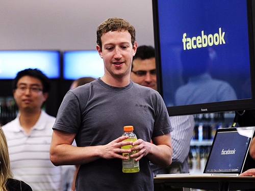 Mark Zuckerberg mặc gần như giống hệt nhau mỗi ngày - Ảnh: CNN.<br>