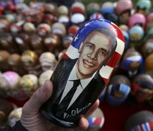 Một con búp bê gỗ in hình Tổng thống Mỹ mới đắc cử Barack Obama, được bán nhân dịp lễ Giáng sinh tại một hội chợ tổ chức ở thủ đô Sofia, Bulgary - Ảnh: AP.