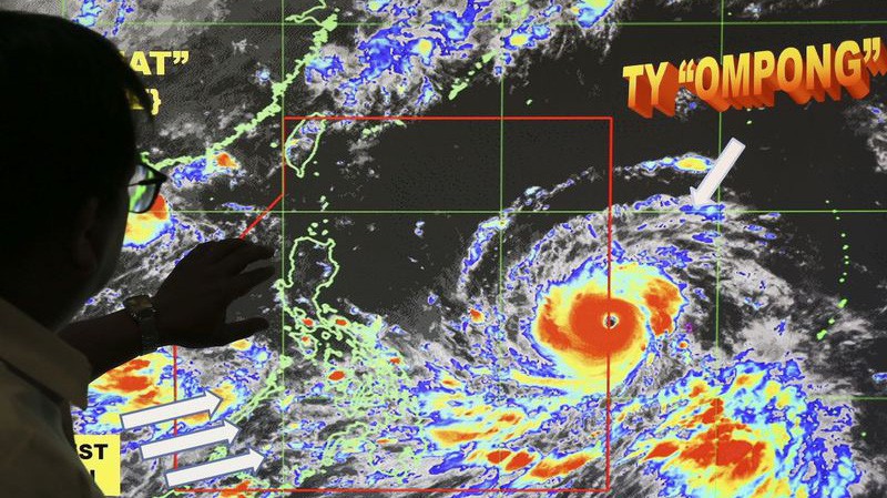 Hình ảnh vệ tinh đường đi của bão Mangkhut - Ảnh: Bloomberg.