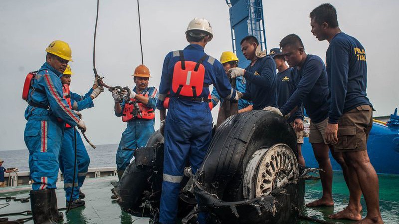 Trục vớt các phần còn lại của máy bay 737 Max trong vụ tai nạn của Lion Air - Ảnh: Getty Images.