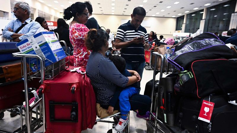 Du khách chờ bay tại sân bay quốc tế Bandaranaike tại thành phố Katunayake, Sri Lanka ngày 22/4 - Ảnh: AFP. 