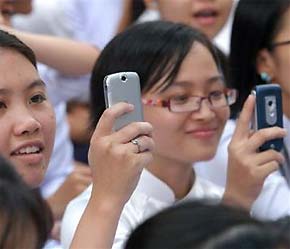 Nhiều bạn trẻ thừa nhận điện thoại di động là một phần không thể thiếu trong cuộc sống.