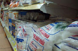 Giá đường bán lẻ phổ biến trên thị trường hiện nay cao hơn 5.000-6.000 đồng so với giá bán ra của các nhà máy.