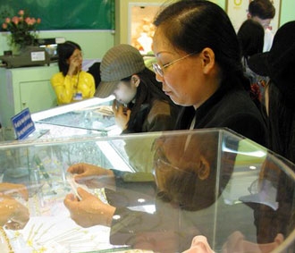 Trên thị trường tự do, việc giá vàng hạ đôi khi được nhiều người dân coi là một cơ hội tốt để mua vào tích trữ.