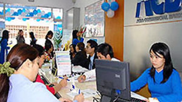 Ngân hàng đầu tiên công bố hạ lãi suất huy động