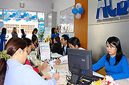 Điểm lại việc thực hiện đồng thuận hạ lãi suất huy động những năm gần đây, đây là lần đầu tiên các ngân hàng cổ phần chủ động đi trước khối quốc doanh.