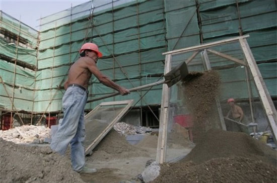 gói kích cầu của Trung Quốc ưu tiên đầu tư vào cơ sở hạ tầng và công nghệ để phục vụ cho tăng trưởng kinh tế trong tương lai - Ảnh: AP.