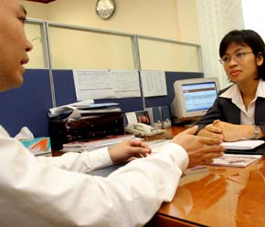 Việc quy định nhiều loại giấy phép con đã gây thêm tốn kém tiền bạc, thời gian cho doanh nghiệp - Ảnh: Việt Tuấn.