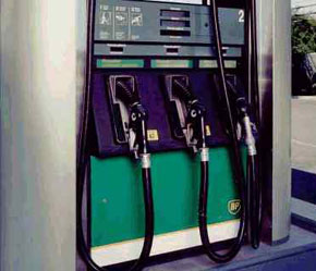 Nhu cầu tiêu thụ xăng tăng cao trong mùa hè ở Mỹ là một trong những nguyên nhân khiến giá dầu thô tăng cao.